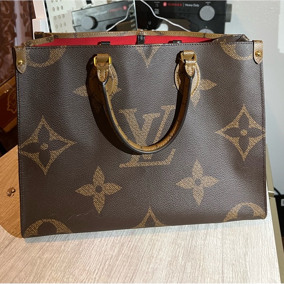 Louis Vuitton  OnTheGo MM - Picture 1 of 4